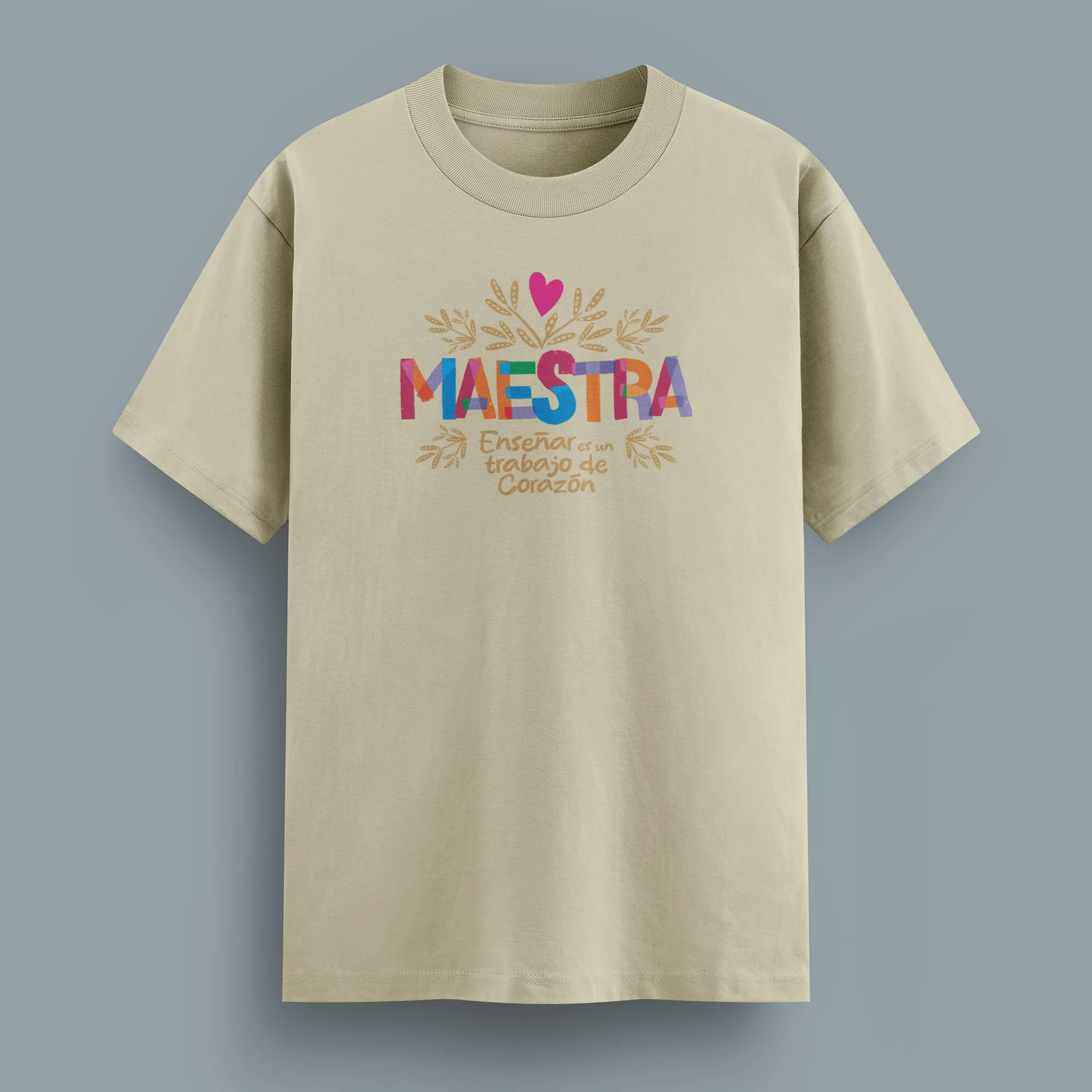 Lleva contigo el reconocimiento y cariño a esa gran maestra con esta prenda que celebra la vocación, el estilo y el corazón de la enseñanza.