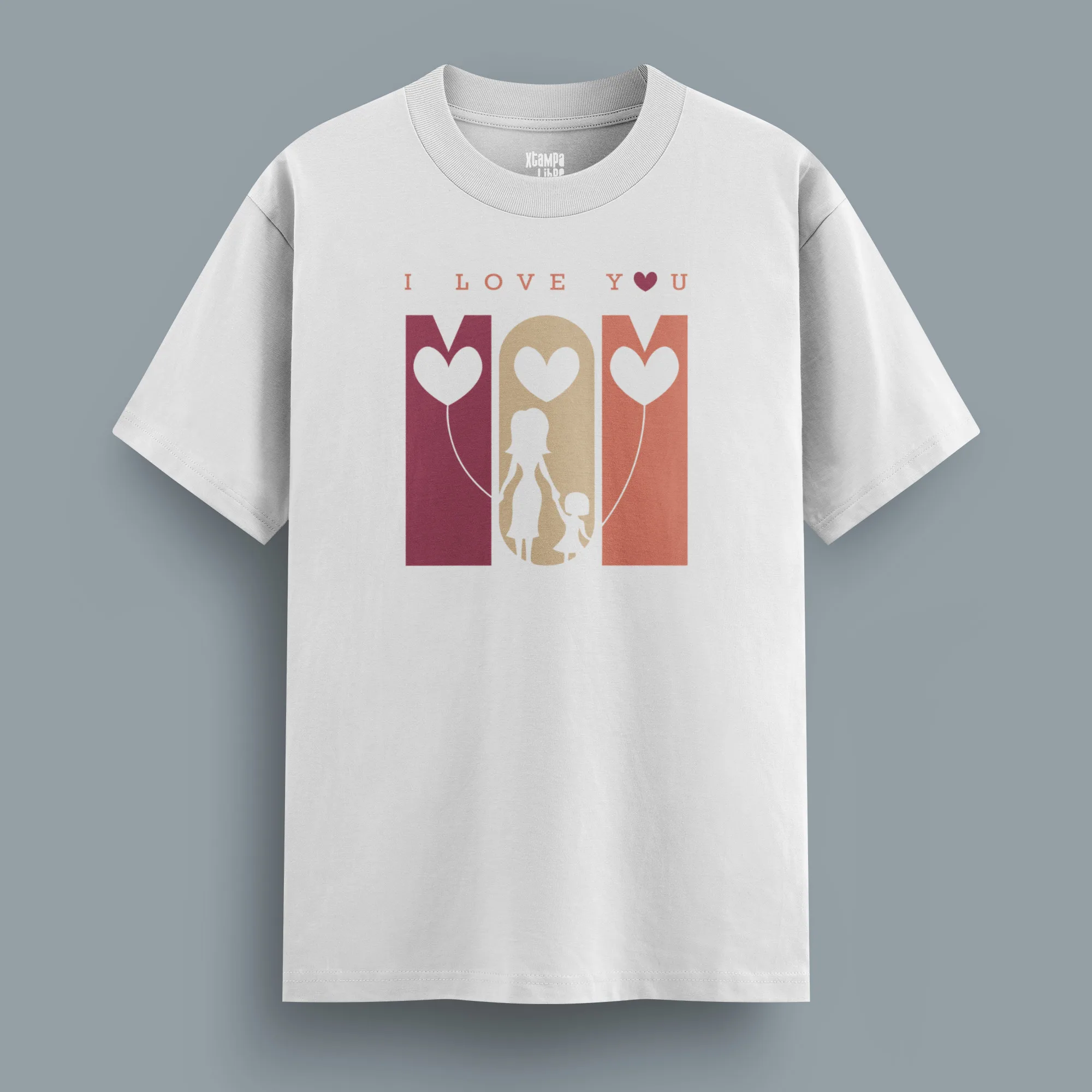 Celebra a mamá con esta delicada y elegante camiseta con la frase “I love you mom”, rodeada de un diseño de corazones que transmite ternura y cariño. Es la prenda perfecta para recordarle lo mucho que significa, ya sea en un baby shower, en su cumpleaños, Día de las Madres, o simplemente para hacerle sonreír cualquier día del año. Confeccionada en 100% algodón de 195 gr/m², ofrece comodidad, claidad y frescura en cada uso. La impresión DTG resalta los detalles del diseño con gran nitidez y durabilidad. Su corte clásico de manga corta y cuello redondo la convierte en una prenda versátil y significativa que mamá adorará. Haz que cada día con tu mamá sea aún más especial con esta prenda que combina amor, comodidad y estilo.