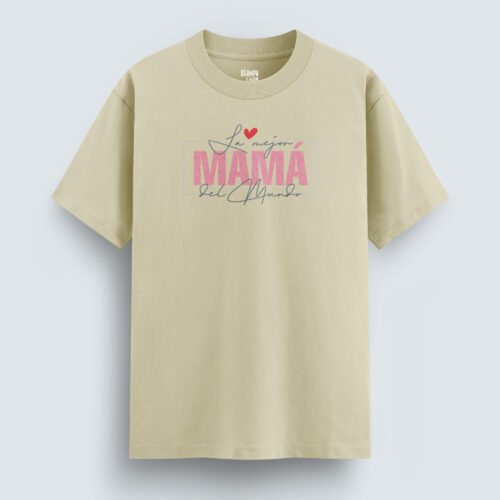 Playera “La mejor mamá del mundo”, 100% algodón, 195 gr/m², impresión DTG, manga corta y cuello redondo. Un regalo lleno de amor y gratitud. Perfecta para regalo en el Día de la Madre, baby shower, cumpleaños o simplemente para recordarle cuánto la amas.