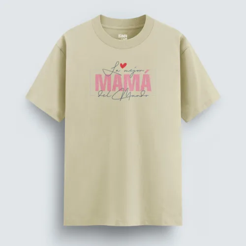 Playera “La mejor mamá del mundo”, 100% algodón, 195 gr/m², impresión DTG, manga corta y cuello redondo. Un regalo lleno de amor y gratitud. Perfecta para regalo en el Día de la Madre, baby shower, cumpleaños o simplemente para recordarle cuánto la amas.