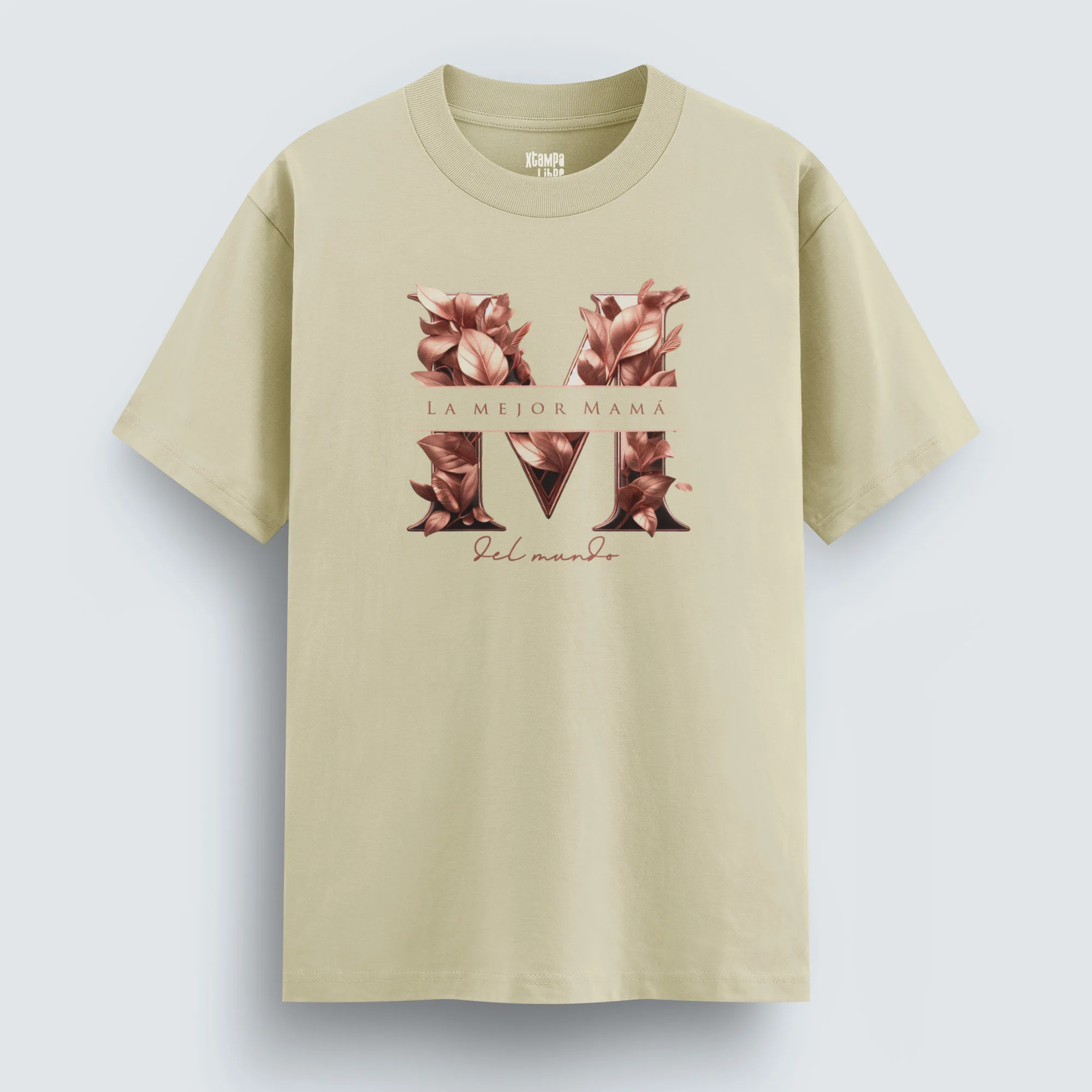 Playera “La mejor mamá del mundo”, 100% algodón, 195 gr/m², impresión DTG, manga corta y cuello redondo. Un regalo lleno de amor y gratitud. Perfecta para regalo en el Día de la Madre, baby shower, cumpleaños o simplemente para recordarle cuánto la amas.