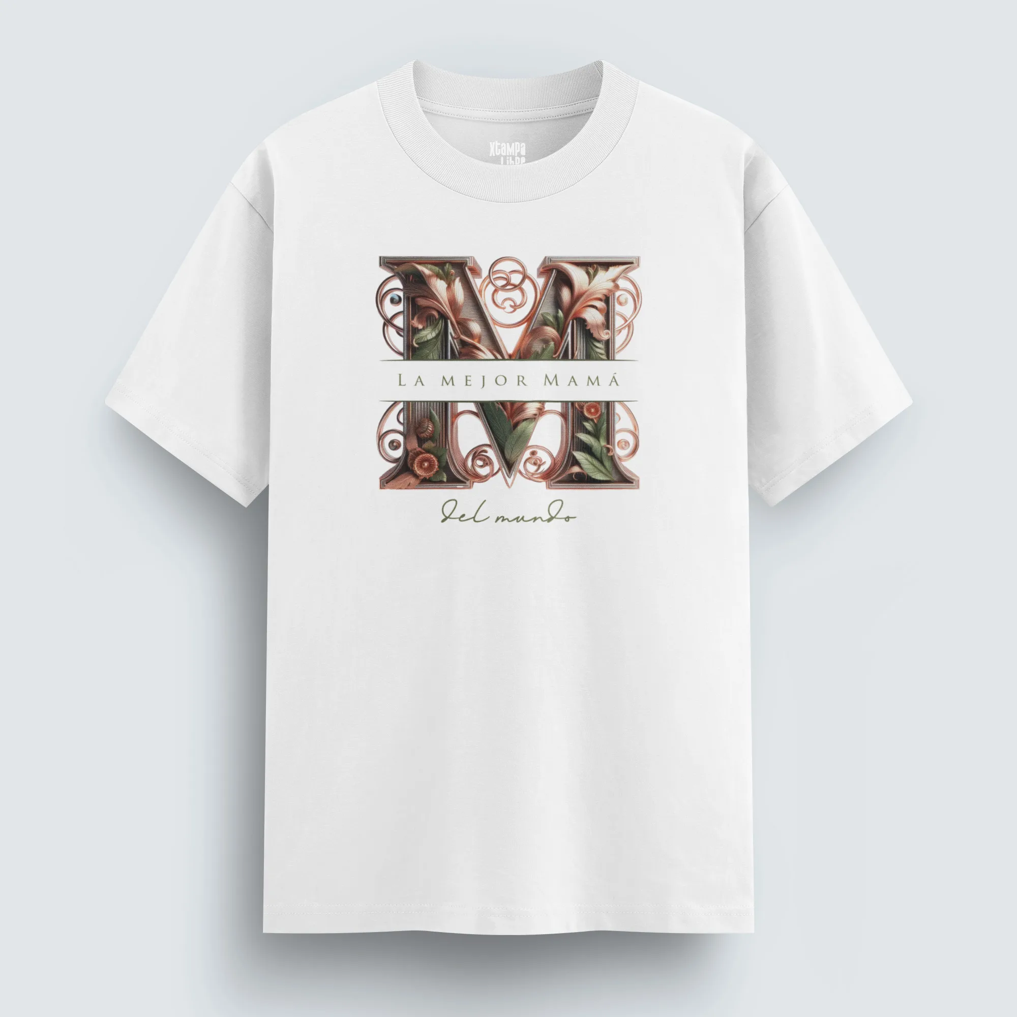 Playera “La mejor mamá del mundo” Floral Vintage, 100% algodón, 195 gr/m², impresión DTG, manga corta y cuello redondo. Un regalo lleno de amor y gratitud. Perfecta para regalo en el Día de la Madre, baby shower, cumpleaños o simplemente para recordarle cuánto la amas.