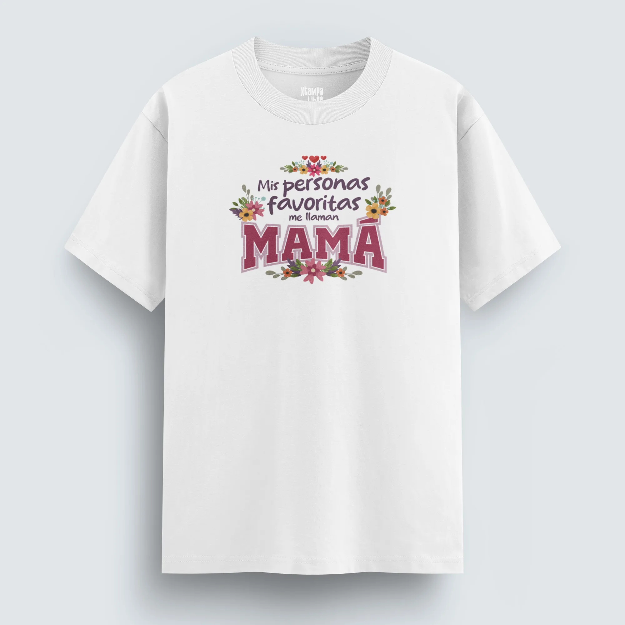 Camiseta Floral “Mis Personas Favoritas Me Dicen Mamá”, 100% algodón, 195 gr/m², impresión DTG, manga corta y cuello redondo. Un regalo lleno de amor y gratitud. Perfecta para regalo en el Día de la Madre, baby shower, cumpleaños o simplemente para recordarle cuánto la amas. Camiseta con diseño floral y frase tierna, ideal como regalo para mamá. Confeccionada en algodón 100%, suave y duradera.