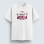 Playera con diseño floral y frase emotiva para abuela “Mis Personas Favoritas Me Dicen Abuela”, 100% algodón, 195 gr/m², impresión DTG, manga corta y cuello redondo. Ideal como regalo de anuncio, baby shower o Día de la Madre.