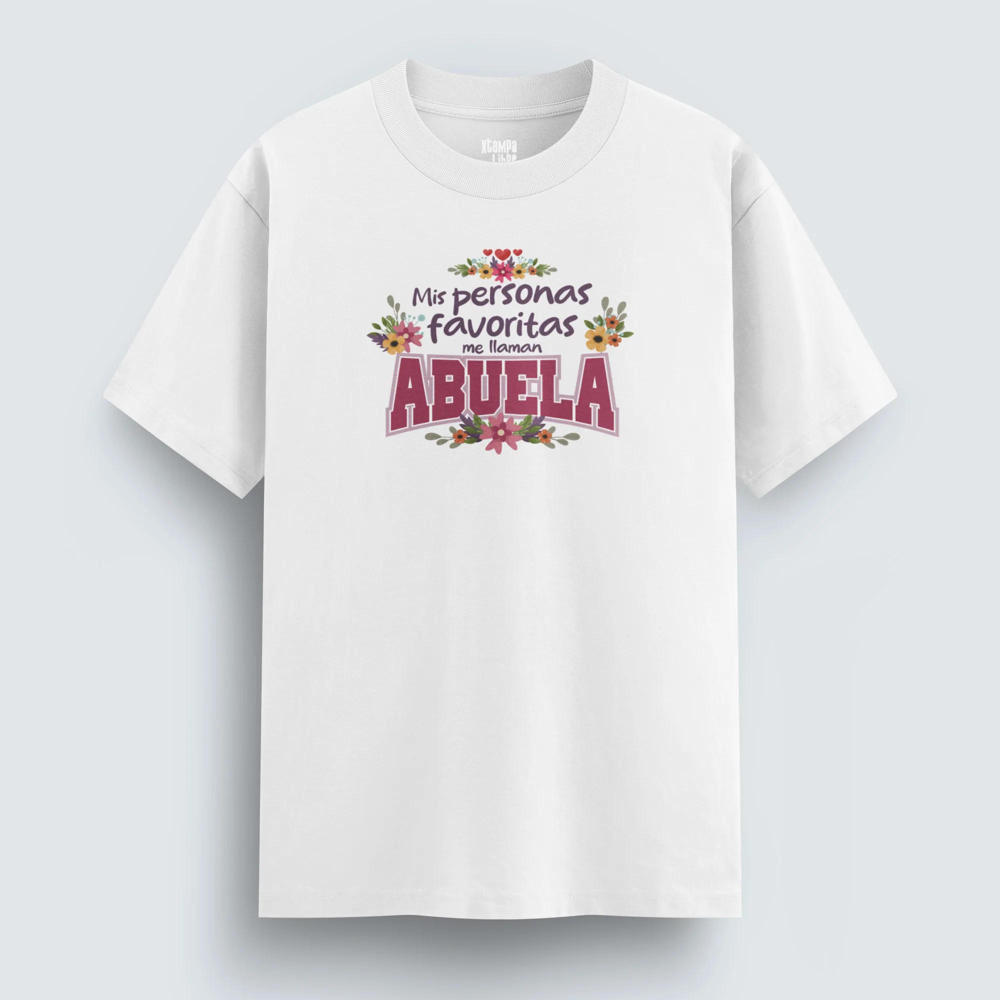 Playera con diseño floral y frase emotiva para abuela “Mis Personas Favoritas Me Dicen Abuela”, 100% algodón, 195 gr/m², impresión DTG, manga corta y cuello redondo. Ideal como regalo de anuncio, baby shower o Día de la Madre.