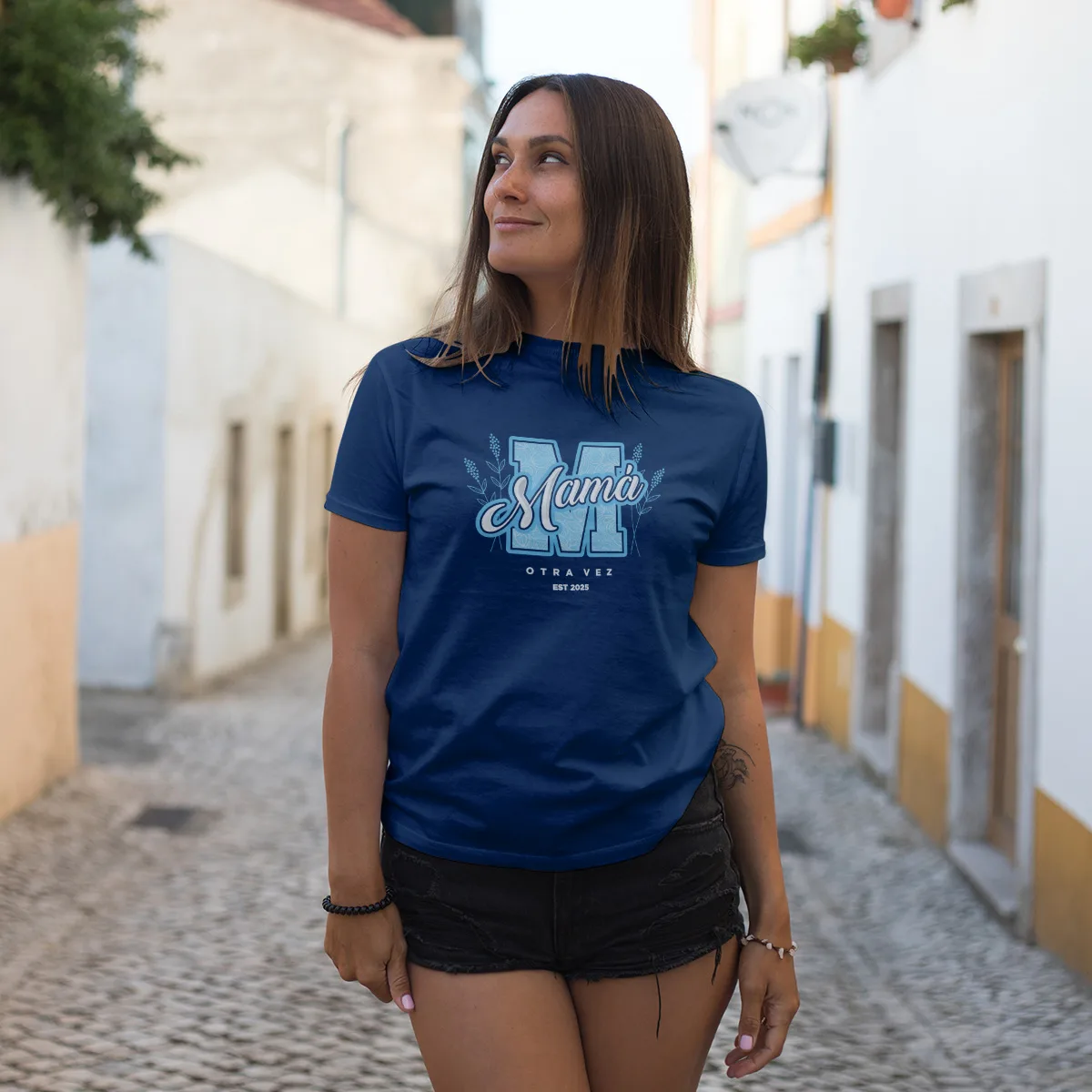 mama-otra-vez-azul_calado T-SHIRT_regular_mujer_puesta_2