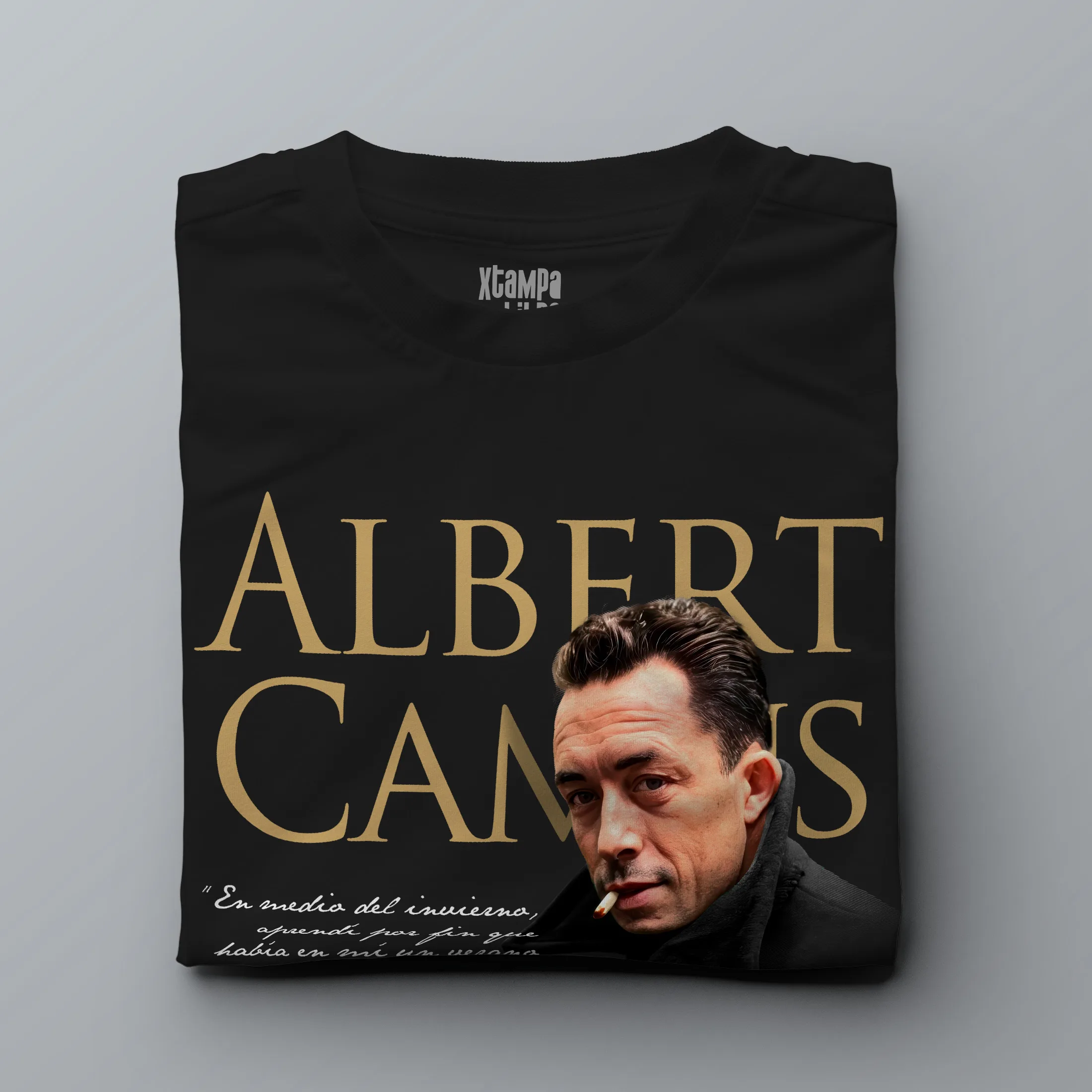 Playera literaria Albert Camus estilo clásico con frase El verano 1954 y firma – Xtampa Libre