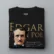 Playera literaria Edgar Allan Poe estilo clásico realista con frase Eleonora 1842 y firma – Xtampa Libre