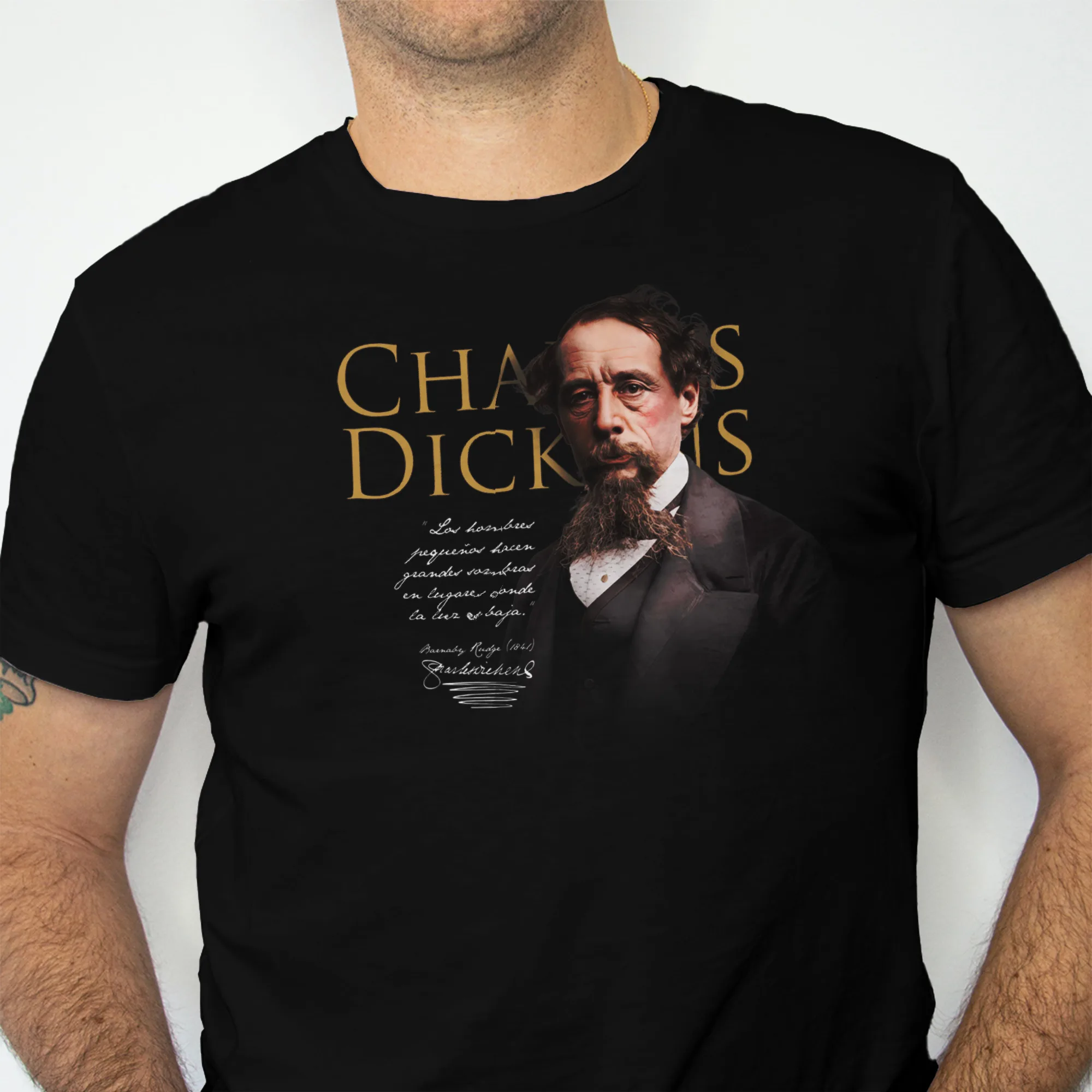 Playera literaria Charles Dickens estilo clásico con frase y firma – Xtampa Libre