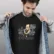 Playera literaria Miguel de Cervantes estilo caricatura – T-shirt con frase de El Quijote Playera literaria Miguel de Cervantes estilo caricatura con fragmento de El Quijote – Xtampa Libre