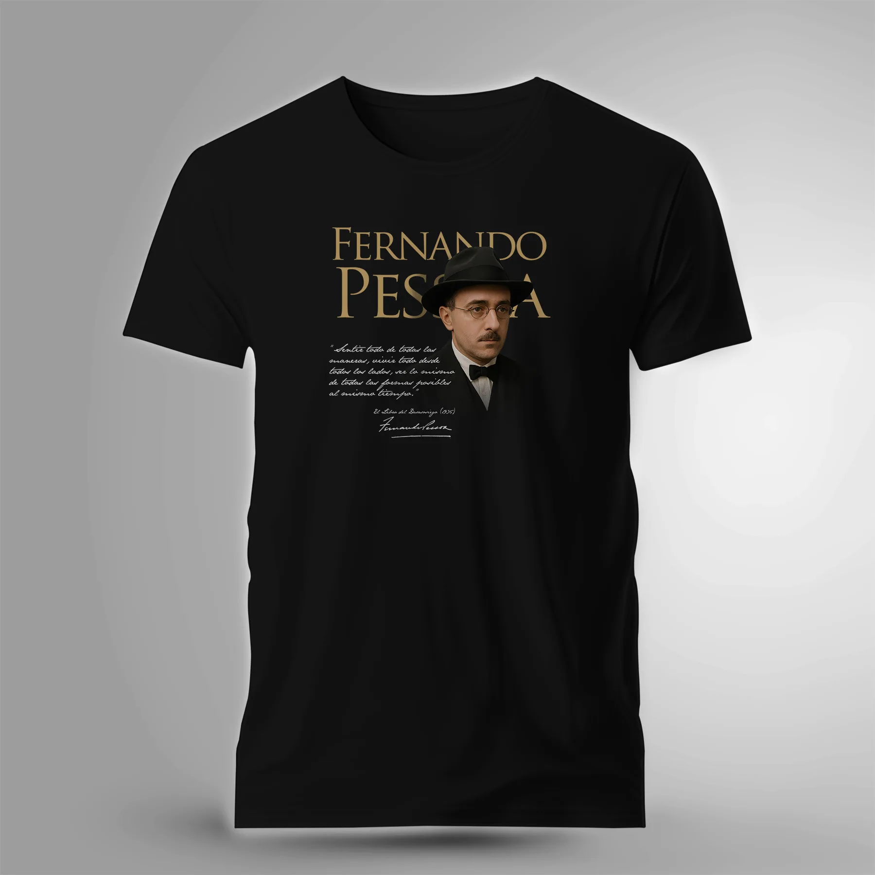 Playera literaria Fernando Pessoa con frase “Sentirlo todo de todas las maneras” – Xtampa Libre