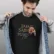 Playera literaria Jaime Sabines – Frase y firma | Xtampa Libre playera literaria Jaime Sabines con frase “La poesía ocurre como un accidente…” | Xtampa Libre – Frase y firma original.