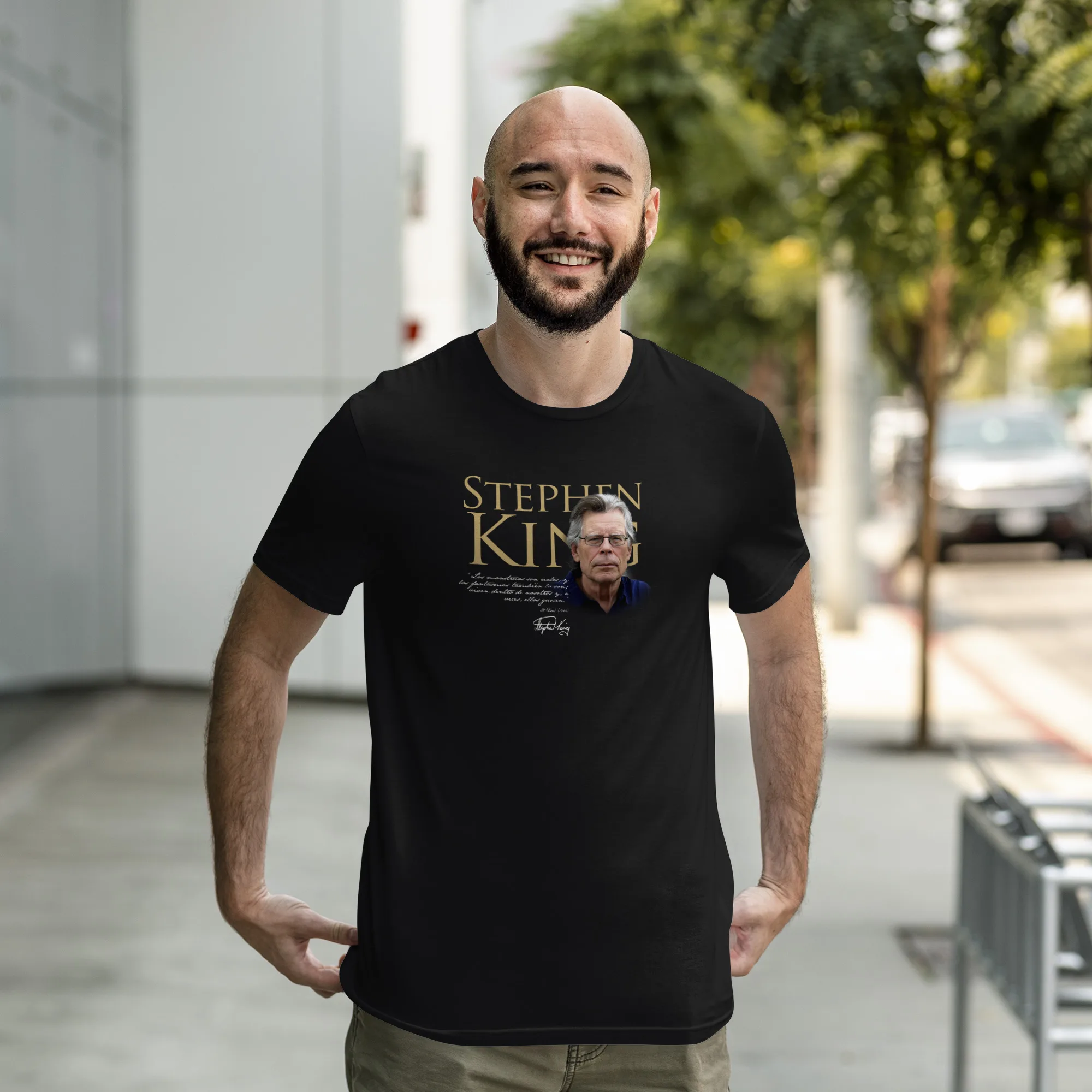 Playera literaria Stephen King con frase “Los monstruos son reales, y los fantasmas también” – Xtampa Libre