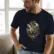 20000-leguas-350x400mm-01 Mockup_playeras_modelo_lifestyle_MARINO