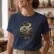 20000-leguas-350x400mm-02 Mockup_playeras_modelo_lifestyle_MUJER_DELFIN
