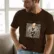 Escritores caricaturas_CERVANTES_350x400_halftone Mockup_playeras_modelo_lifestyle_CHOCOLATE