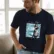 Escritores caricaturas_COSETTE_350x400_halftone-dark Mockup_playeras_modelo_lifestyle_MARINO