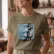 Escritores caricaturas_COSETTE_350x400_halftone-dark Mockup_playeras_modelo_lifestyle_MUJER_BEIGE