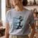 Escritores caricaturas_COSETTE_350x400_halftone-dark Mockup_playeras_modelo_lifestyle_MUJER_PLATA