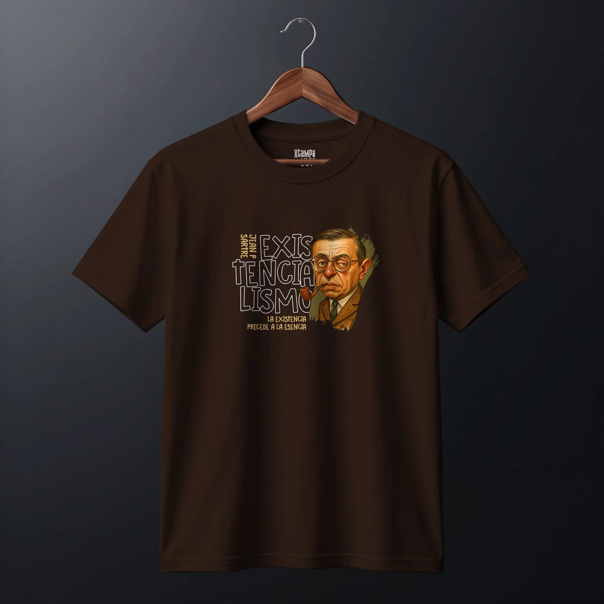 Sartre-35x40cms Mockup_playeras_FLAT_CHOCOLATE