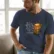 Sartre-35x40cms Mockup_playeras_modelo_lifestyle_DELFIN