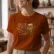 Sartre-35x40cms Mockup_playeras_modelo_lifestyle_MUJER_OCRE