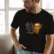 Sartre-35x40cms Mockup_playeras_modelo_lifestyle_NEGRO