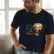 Schopenhauer-35x40cms Mockup_playeras_modelo_lifestyle_MARINO