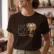 Schopenhauer-35x40cms Mockup_playeras_modelo_lifestyle_MUJER_CHOCOLATE