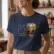Schopenhauer-35x40cms Mockup_playeras_modelo_lifestyle_MUJER_DELFIN