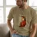alighieri-35x40cms Mockup_playeras_modelo_lifestyle_BEIGE
