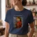 alighieri-35x40cms Mockup_playeras_modelo_lifestyle_MUJER_DELFIN
