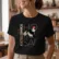 cigueña-hokusai_350x400_RASTER_blanco Mockup_playeras_modelo_lifestyle_MUJER_BLACK