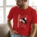 cigueña-hokusai_350x400_RASTER_blanco Mockup_playeras_modelo_lifestyle_ROJO