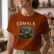 comala_35x40cms Mockup_playeras_modelo_lifestyle_MUJER_OCRE