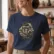 dorian-gray-350x400mm-01 Mockup_playeras_modelo_lifestyle_MUJER_DELFIN