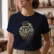 dorian-gray-350x400mm-01 Mockup_playeras_modelo_lifestyle_MUJER_MARINO