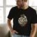 dorian-gray-350x400mm-01 Mockup_playeras_modelo_lifestyle_NEGRO