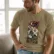 dracula5_artdeco Mockup_playeras_modelo_lifestyle_BEIGE