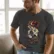 dracula5_artdeco Mockup_playeras_modelo_lifestyle_CARBON