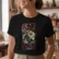dracula5_artdeco Mockup_playeras_modelo_lifestyle_MUJER_BLACK