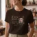 hemingway-w35cms_raster Mockup_playeras_modelo_lifestyle_MUJER_CHOCOLATE