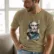homero_350x400_raster Mockup_playeras_modelo_lifestyle_BEIGE