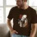 hugo2_350x400_raster Mockup_playeras_modelo_lifestyle_CHOCOLATE