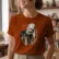 hugo2_350x400_raster Mockup_playeras_modelo_lifestyle_MUJER_OCRE