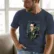 lovecraft-35x40cms_raster Mockup_playeras_modelo_lifestyle_DELFIN