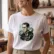 lovecraft-35x40cms_raster Mockup_playeras_modelo_lifestyle_MUJER_BLANCO