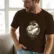 moby-dick-350x400mm-01 Mockup_playeras_modelo_lifestyle_CHOCOLATE