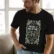 orgullo y prejuicio_negro Mockup_playeras_modelo_lifestyle_NEGRO
