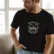 pemberley_350x400_raster Mockup_playeras_modelo_lifestyle_NEGRO
